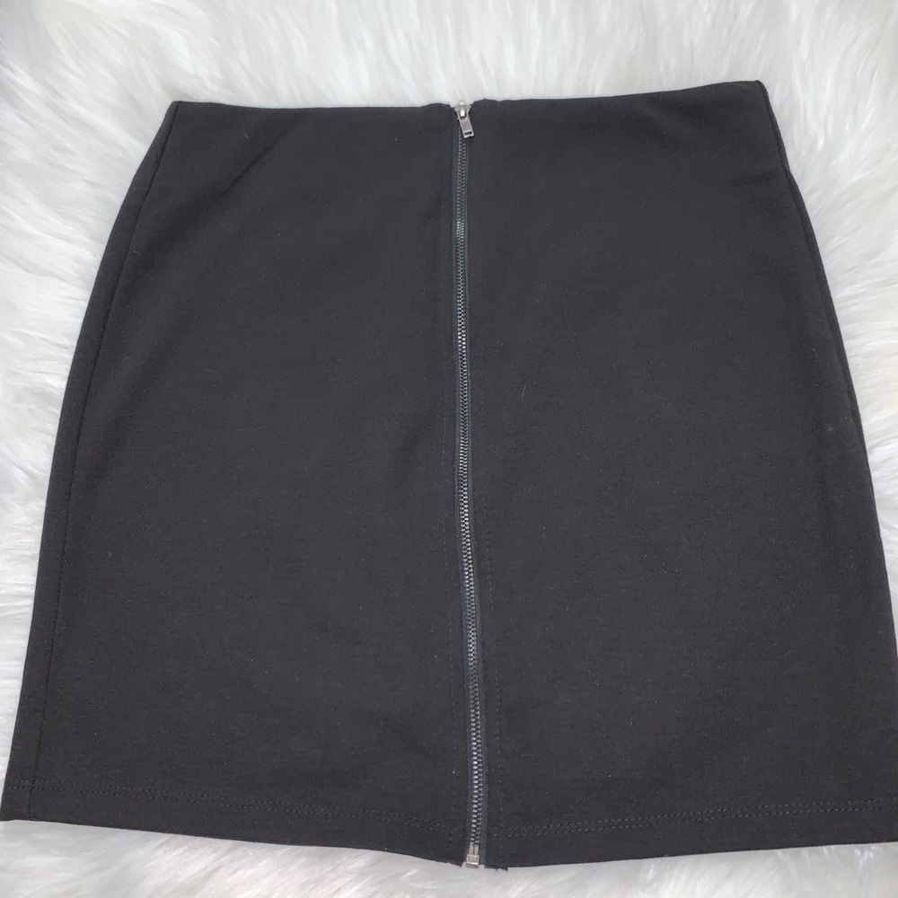 Front zipper black skirt